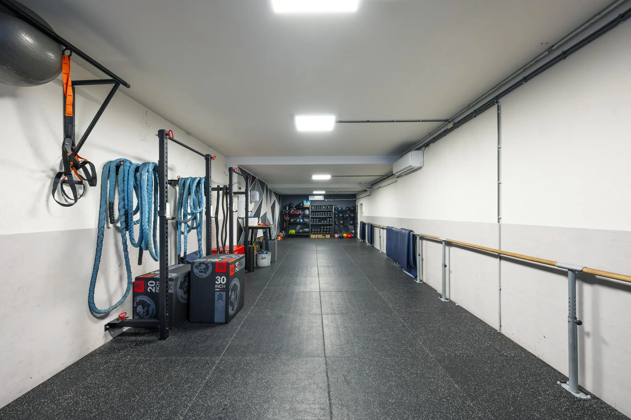 Fitnessruimte aan de Albert Cuypstraat met trainingsmaterialen zoals battle ropes, plyoboxen en fitnessballen.